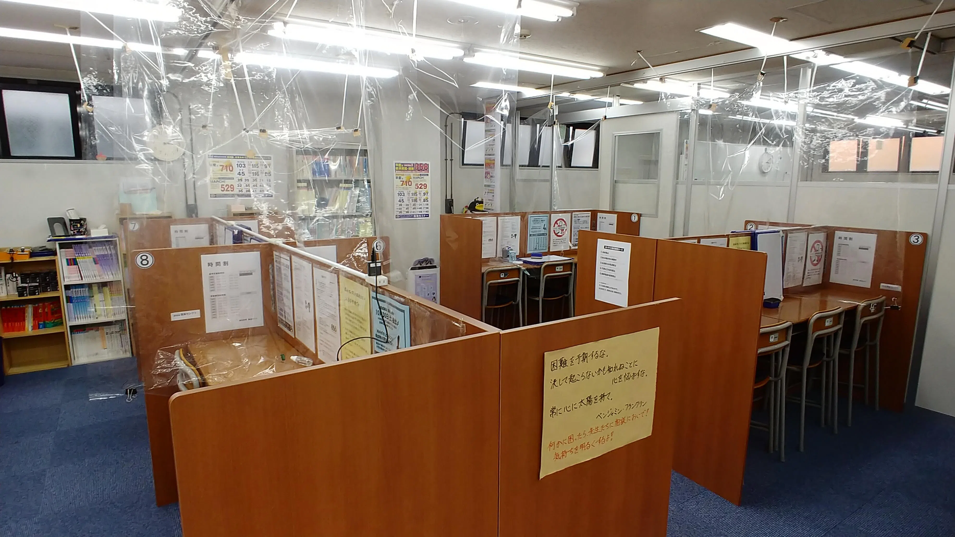 個別ブースの様子です。講師：生徒で１：２の個別授業をいたします