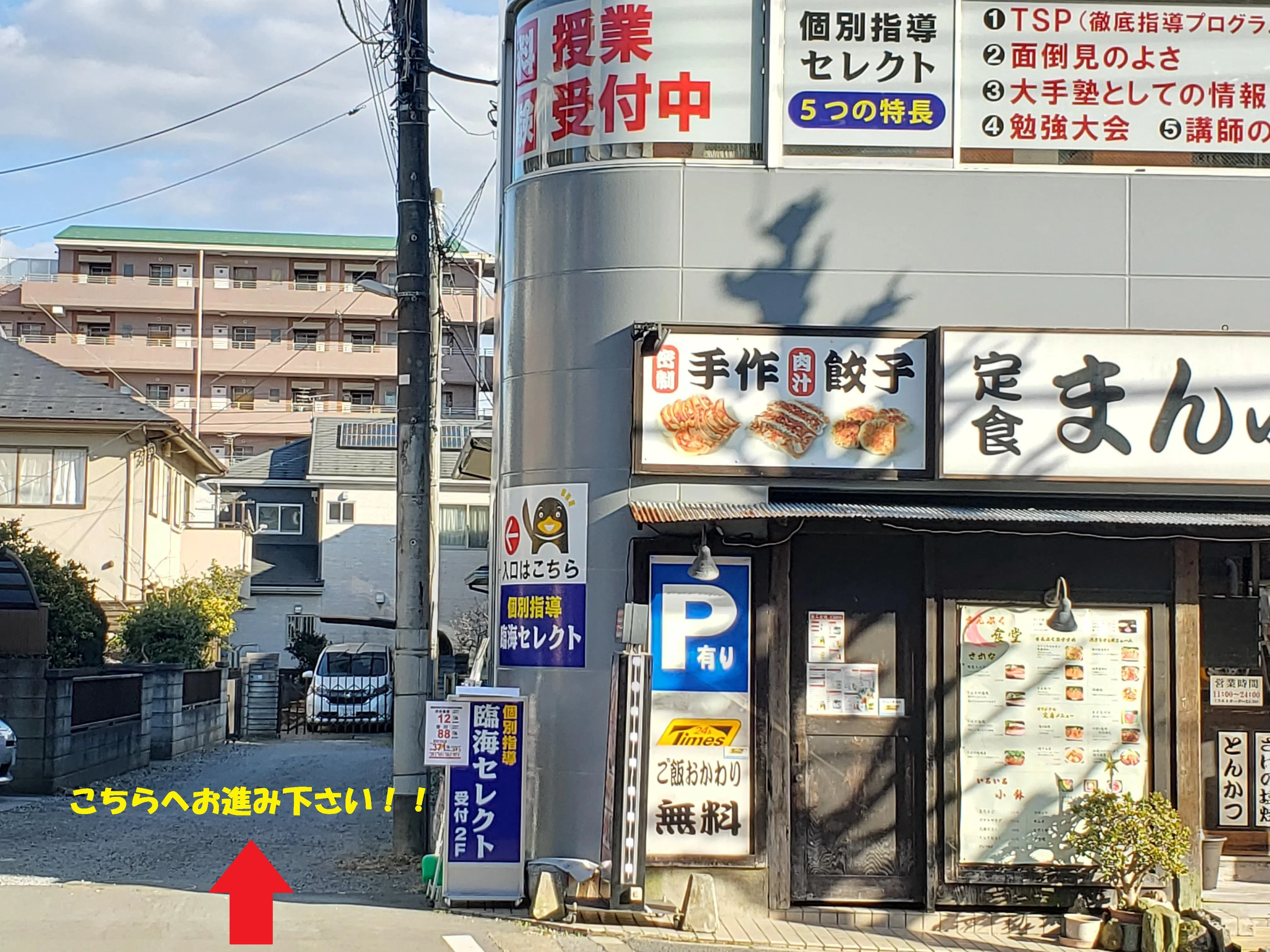 こちらの小道へ。