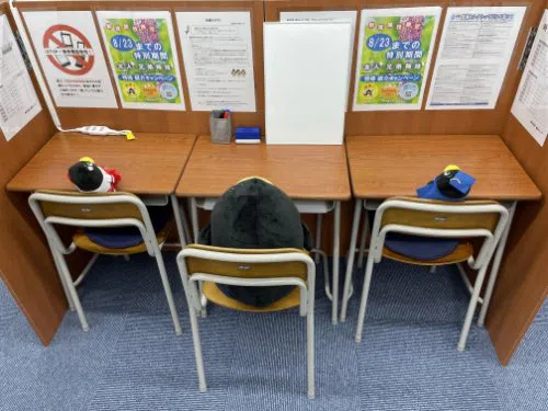 授業風景になります！先生1人に生徒さん2人までの個別指導です！